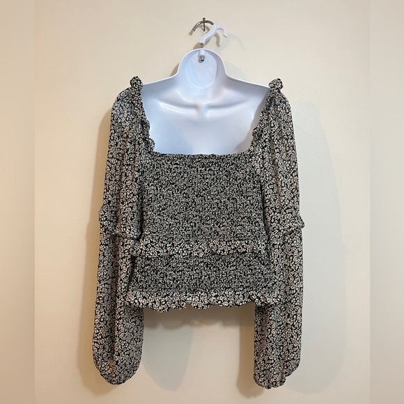 ASTR Black and White Floral Cropped Blouse Medium Feminine Long Sleeve Smocked - Picture 5 of 6